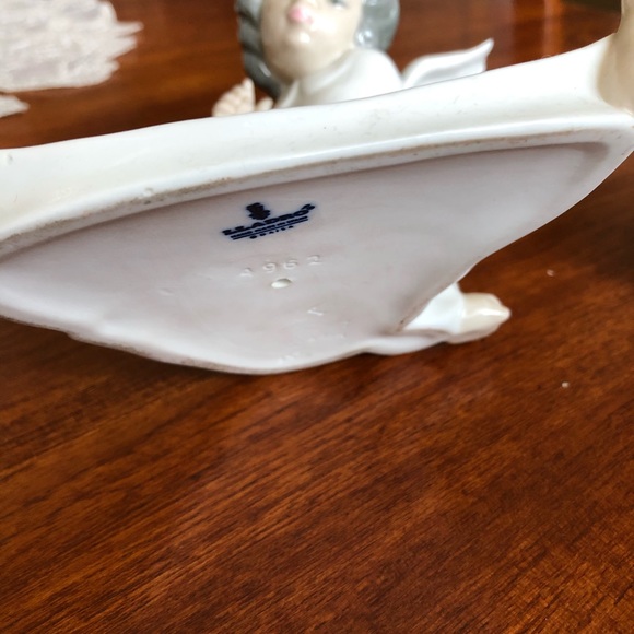 Two angel figurines made of porcelain in Spain. - Picture 2 of 6